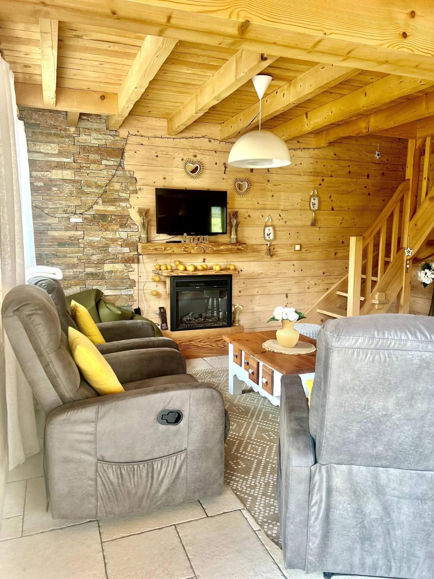 Charming Family Chalet For 8 People, With Private Hot Tub Les Clefs المظهر الخارجي الصورة