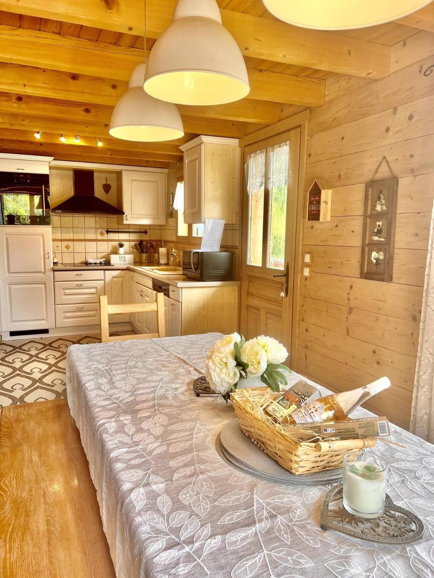 Charming Family Chalet For 8 People, With Private Hot Tub Les Clefs المظهر الخارجي الصورة