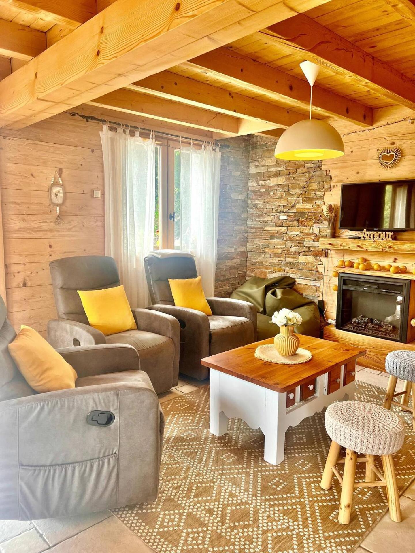 Charming Family Chalet For 8 People, With Private Hot Tub Les Clefs المظهر الخارجي الصورة
