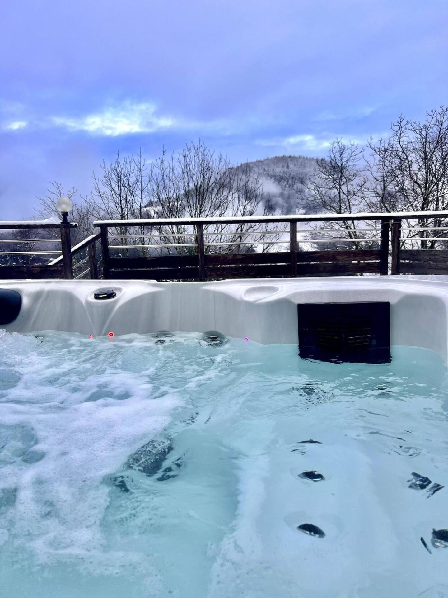 Charming Family Chalet For 8 People, With Private Hot Tub Les Clefs المظهر الخارجي الصورة